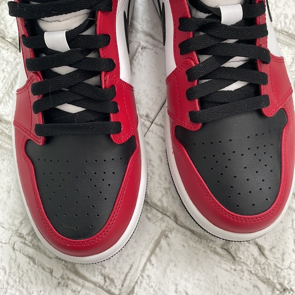 Jordan 1 “Chicago” - Picture 5 of 9